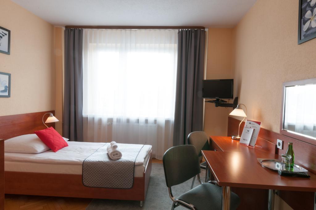 Hotel Komes สการ์ชิสโก-กาเมียนนา ภายนอก รูปภาพ